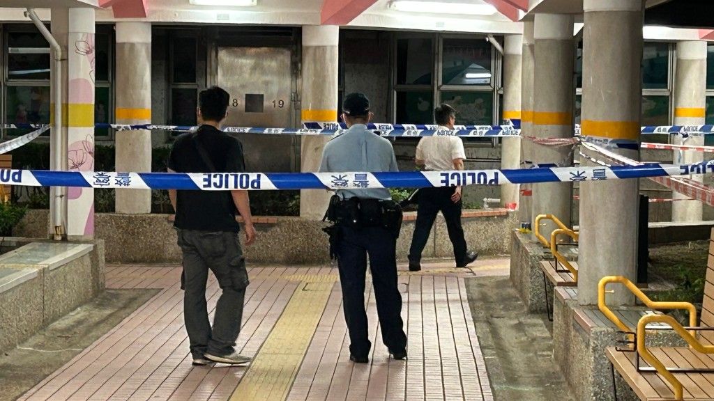 警員封鎖大廈一帶進行調查。 警員封鎖大廈一帶進行調查。
