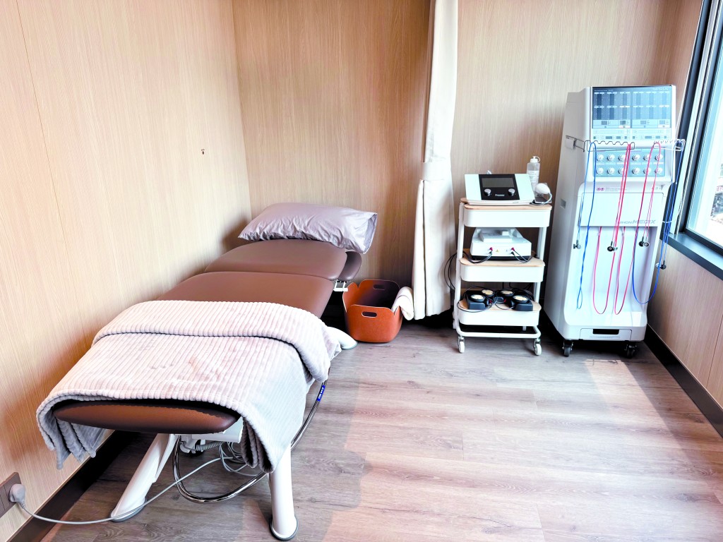 亮然坊配備先進物理治療儀器及治療床。 亮然坊配備先進物理治療儀器及治療床。