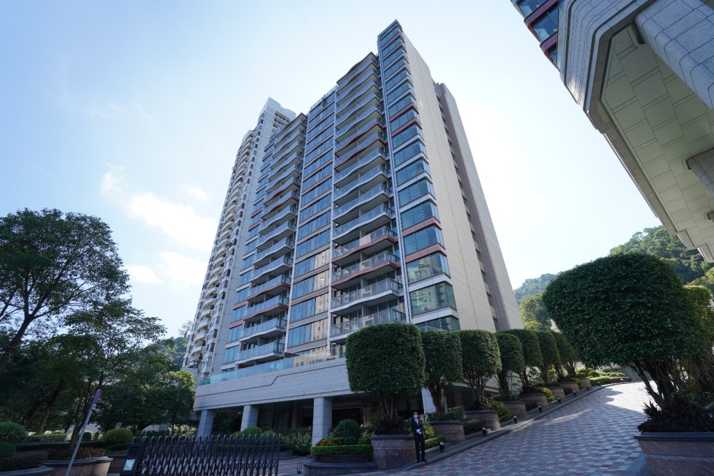 李寧妻子2021年以首置身份，豪花2.328億元向長實買下半山波老道豪宅，呎價逾7.9萬元。