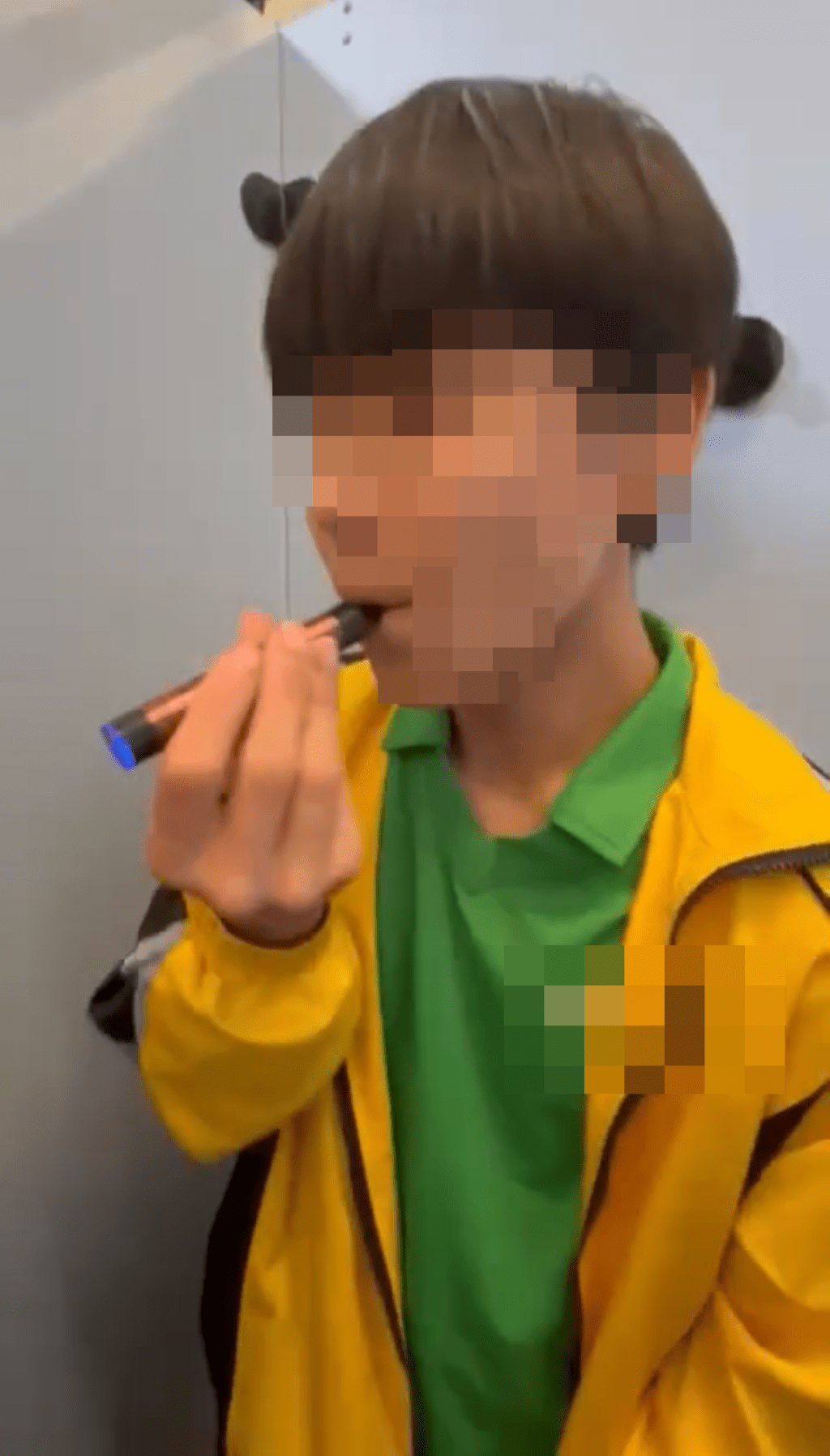 其中一名身穿體育服的同學懷疑拿走身穿校服的友人的電子煙吸食。Threads網片截圖