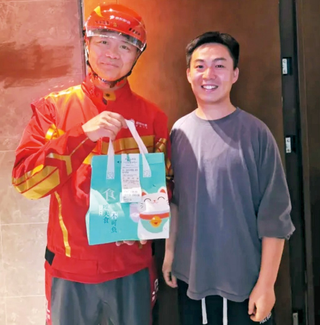 劉強東親自上陣做 「外賣仔」送餐，高調宣傳。