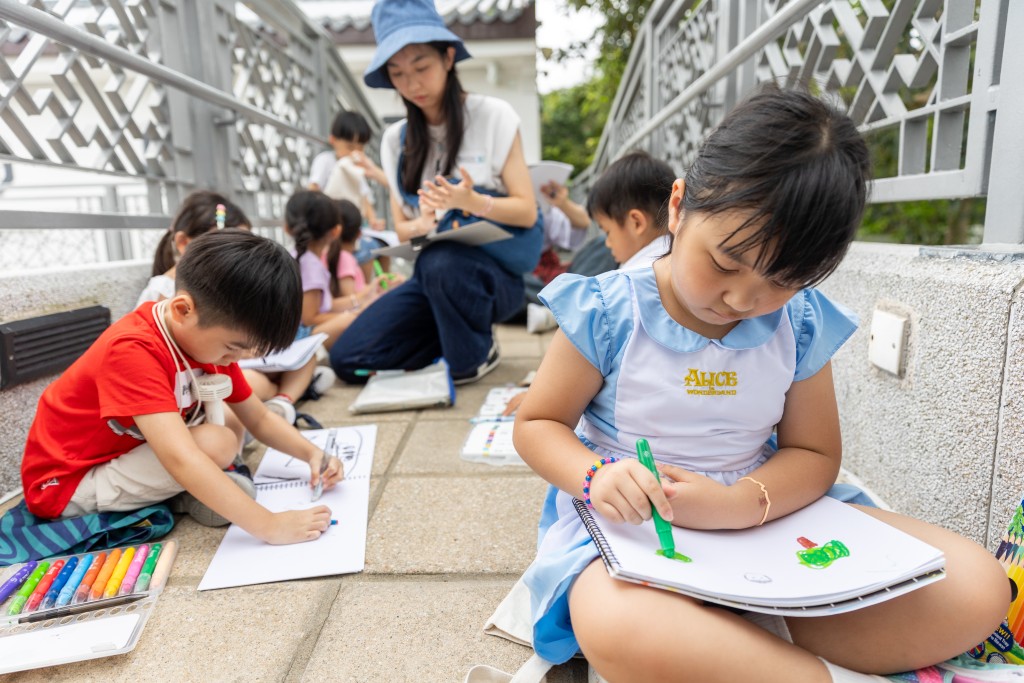 「童悠共享 快樂共享工作坊」旨在讓孩子們有機會體驗更多自然風光,用其稚嫩真摯的筆觸、妙趣可愛的構圖、盡情發揮創意。 「童悠共享 快樂共享工作坊」旨在讓孩子們有機會體驗更多自然風光,用其稚嫩真摯的筆觸、妙趣可愛的構圖、盡情發揮創意。