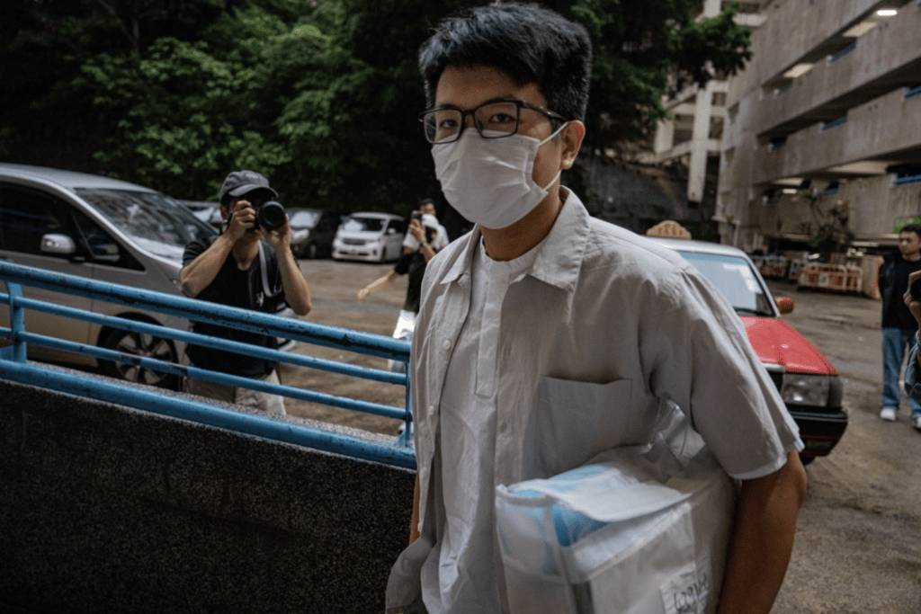 李嘉達在七人車載送下返回位於觀塘的屋邨住所,他看來比以前消瘦。 李嘉達在七人車載送下返回位於觀塘的屋邨住所,他看來比以前消瘦。