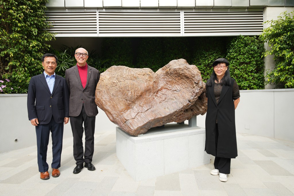 位處荃灣西核心地段的如心園，門外擺放了巨型、點題的如心石，將成為其 中一個打卡熱點。華懋集團執行董事兼行政總裁蔡宏興（左二）、如心園建築 師及策展人陳麗喬博士（右）及首席修復顧問陳承緯（左一），亦在此留影。