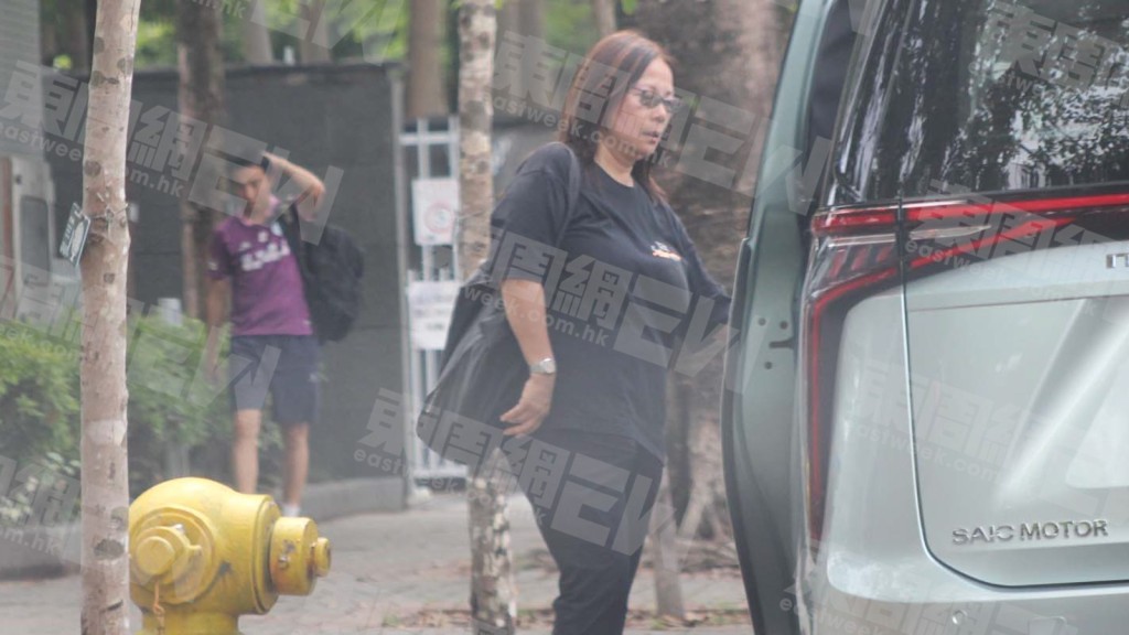 早前,阿倫跟明星足球隊練波期間,一名貌似盧宛茵的長髮中女,對他服侍得無微不至。當練習完畢,她立刻窩心地遞上毛巾讓阿倫抹走汗水及污漬。 早前,阿倫跟明星足球隊練波期間,一名貌似盧宛茵的長髮中女,對他服侍得無微不至。當練習完畢,她立刻窩心地遞上毛巾讓阿倫抹走汗水及污漬。