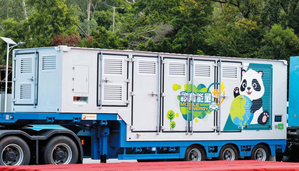 新能源貨車換電站，只需五分鐘即可自動更換電池。