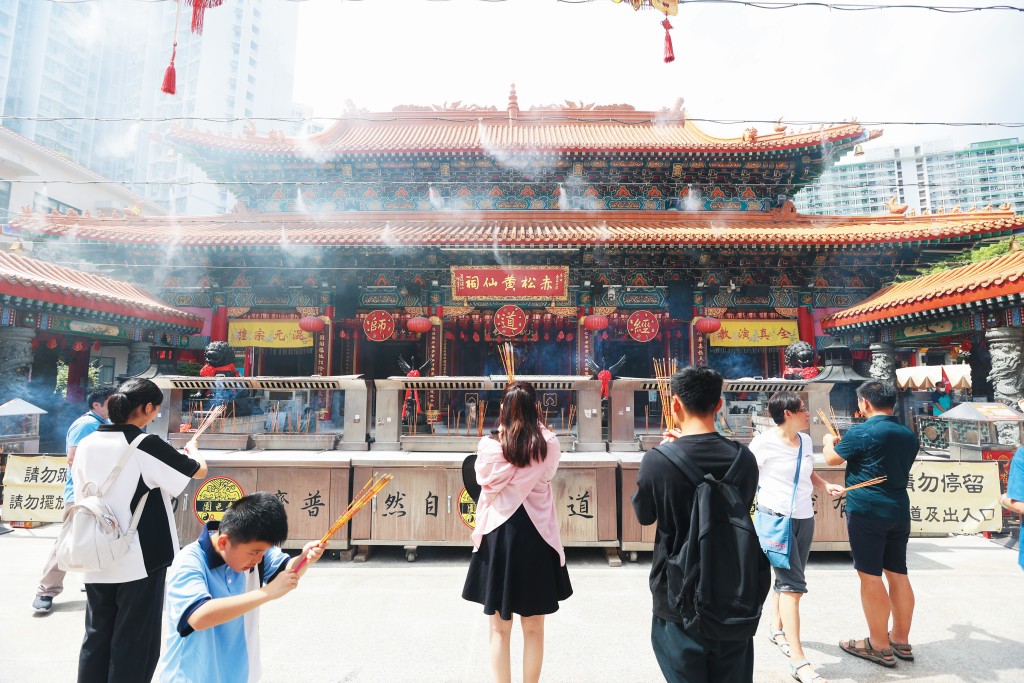 黃大仙會源於黃大仙區的燒臘檔及雞鴨檔,現時坊間不少金行打着行善積德的宗旨,設立黃大仙相關金會,招善信會友。 黃大仙會源於黃大仙區的燒臘檔及雞鴨檔,現時坊間不少金行打着行善積德的宗旨,設立黃大仙相關金會,招善信會友。