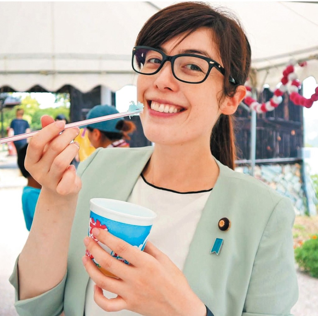 被網友暱稱「政壇腐女」,小野田以輕鬆兼帶點自嘲態度面對。 被網友暱稱「政壇腐女」,小野田以輕鬆兼帶點自嘲態度面對。