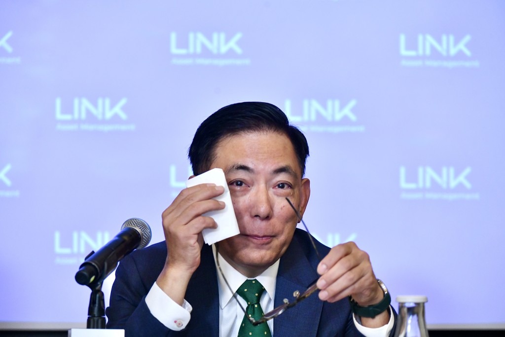 王國龍出席記者會時一度哽咽及拭淚。 王國龍出席記者會時一度哽咽及拭淚。