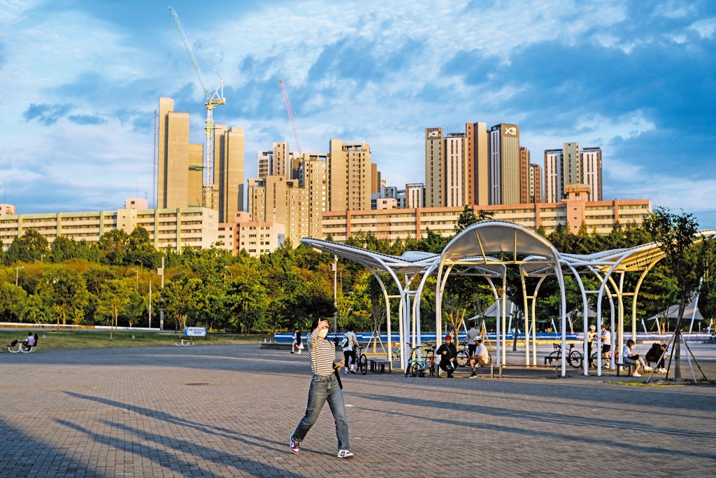 二四年首爾家庭平均需要不吃不喝約十三點九年，才能「上車」。