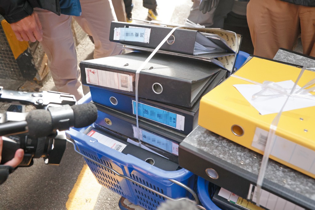 從警方搜出的文件可見,涉事承辦商有處理多個屋苑及樓宇的維修。 從警方搜出的文件可見,涉事承辦商有處理多個屋苑及樓宇的維修。