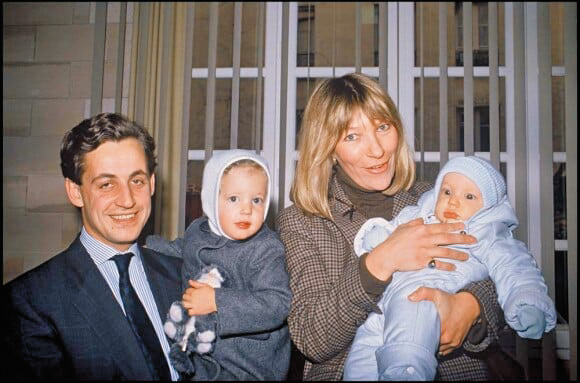 第一任妻子庫里奧利為薩爾科齊生了兩名兒子。 第一任妻子庫里奧利為薩爾科齊生了兩名兒子。