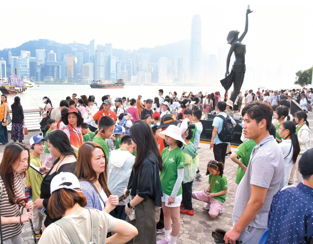 尖沙咀星光大道一帶經常聚集大批遊客，可能成為扒手目標犯案大好時機。