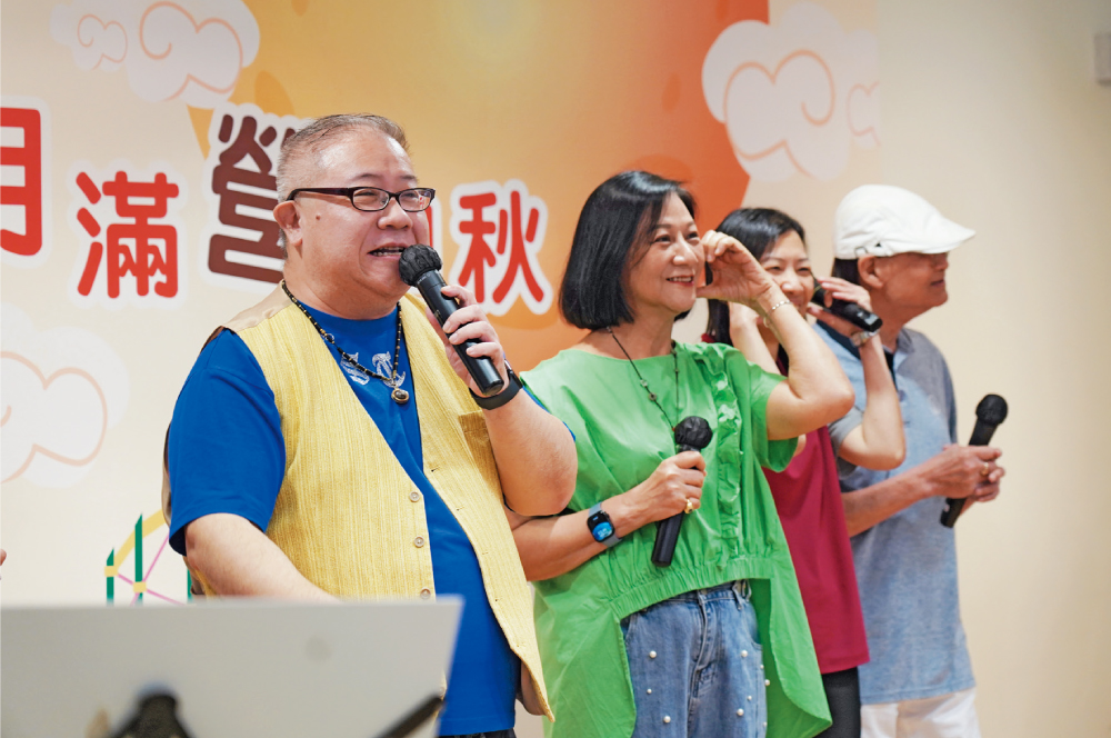 明星義工劉錫賢和蘇恩磁即場獻唱金曲,一班老友記聽出耳油,更一再要求「安歌」。 明星義工劉錫賢和蘇恩磁即場獻唱金曲,一班老友記聽出耳油,更一再要求「安歌」。