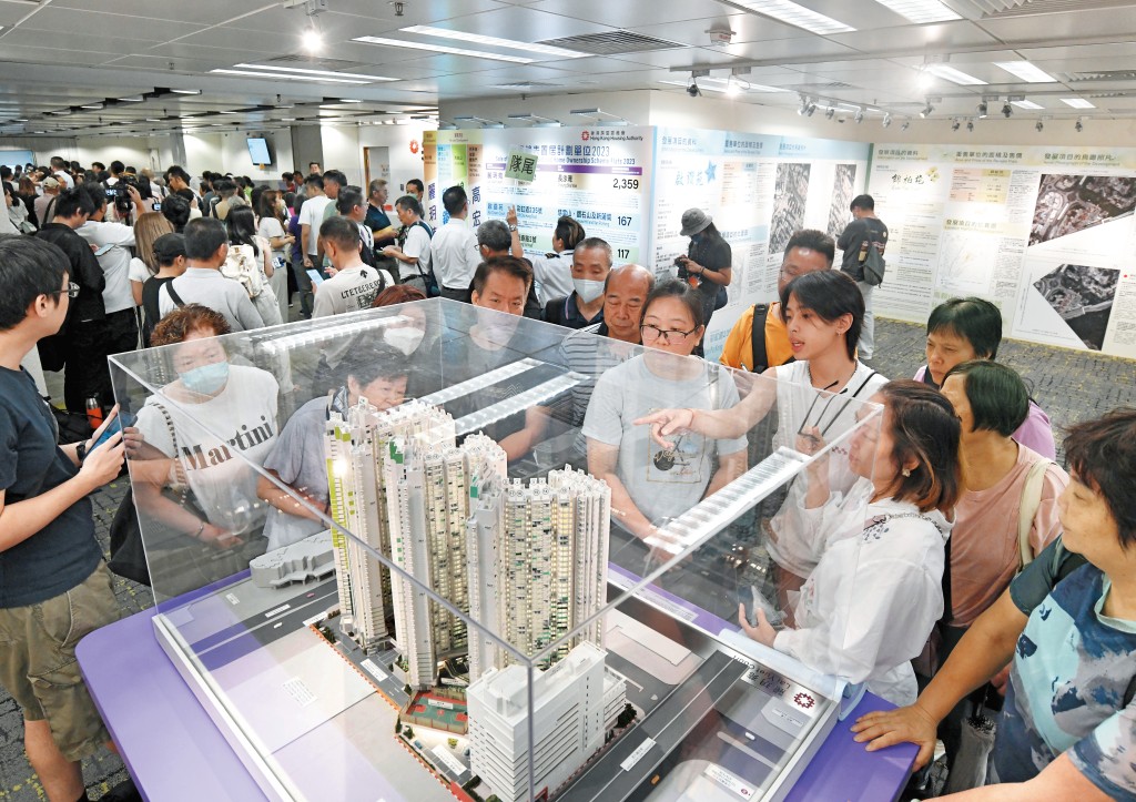 「綠置居2023」長沙灣麗玥苑共二千三百五十九伙,以及三百五十個租置計劃回收單位皆被搶購一空。 「綠置居2023」長沙灣麗玥苑共二千三百五十九伙,以及三百五十個租置計劃回收單位皆被搶購一空。