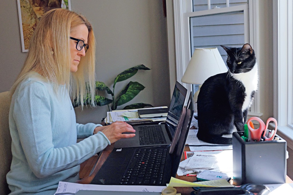 新冠疫情下，企業已習慣要求員工在家工作，縮減租用寫字樓面積，導致WeWork會員數量大跌。