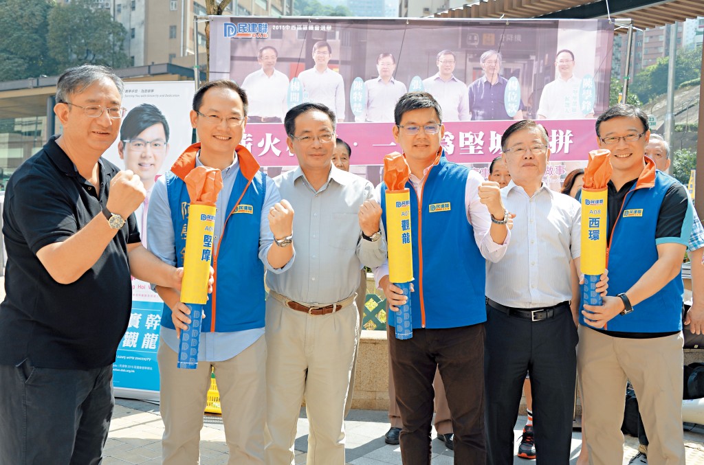 陳學鋒(左二)由楊位款(左一)和葉國謙(左三)一手帶入區議會,這師徒情分他一直未忘,希望能薪火相傳。 陳學鋒(左二)由楊位款(左一)和葉國謙(左三)一手帶入區議會,這師徒情分他一直未忘,希望能薪火相傳。