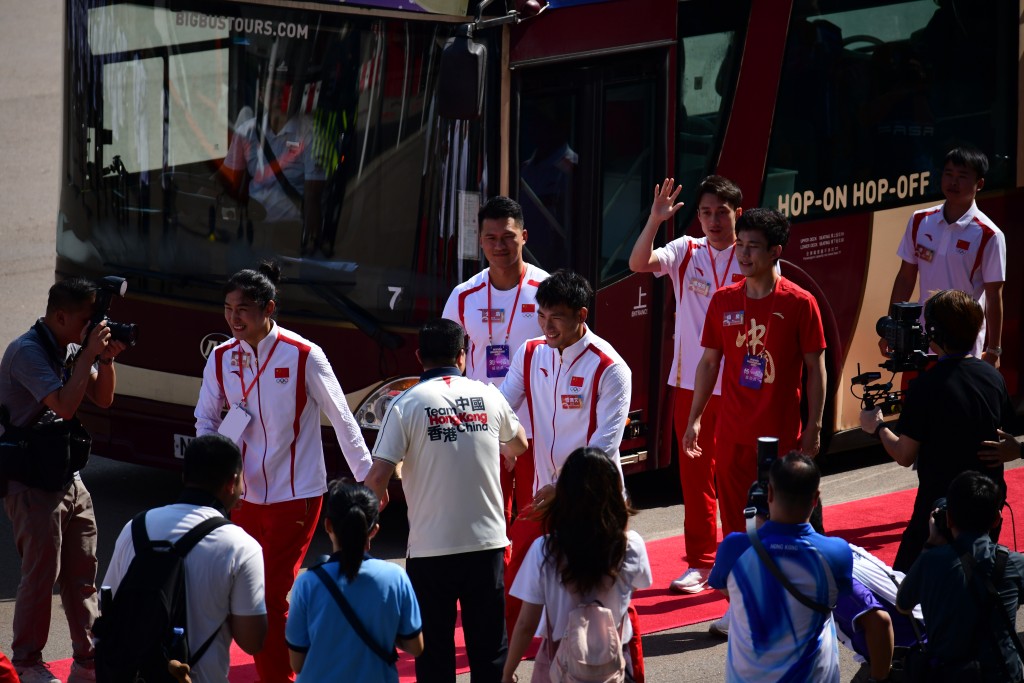 22位奧運健兒，包括游泳選手潘展樂、拳擊選手吳愉、乒乓球選手樊振東、馬龍等乘坐開蓬巴士進場。