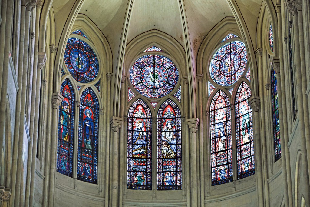 陽光又再從彩色玻璃窗透入教堂,更顯壯嚴。 陽光又再從彩色玻璃窗透入教堂,更顯壯嚴。