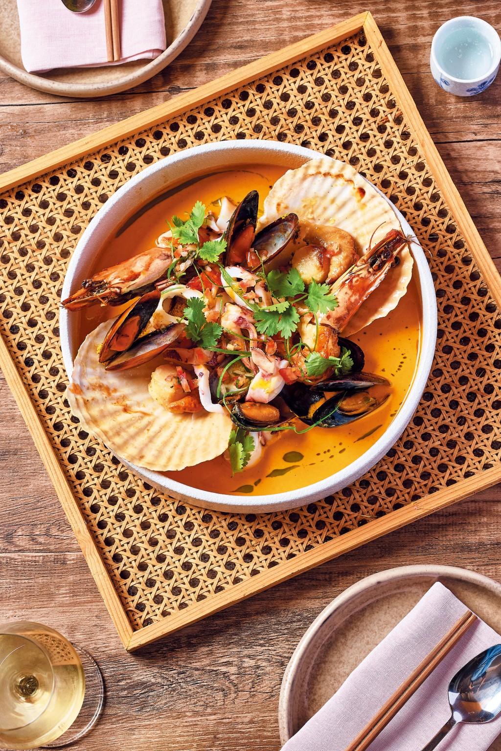 慢煮雜錦海鮮 港幣380元 海鮮以傳統慢煮烹調，再伴巴西風味的番茄椰奶油醋汁，凸顯鮮味。