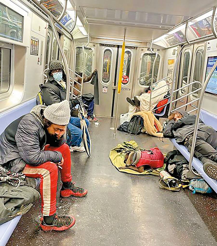 管理不善令紐約地鐵變成不少無家者的聚居點,影響車廂環境衞生。 管理不善令紐約地鐵變成不少無家者的聚居點,影響車廂環境衞生。
