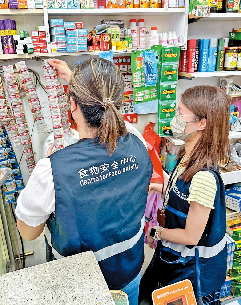 食環署會就違法輸入或售賣無煙煙草產品，包括嚼煙和濕鼻煙，作出檢控。