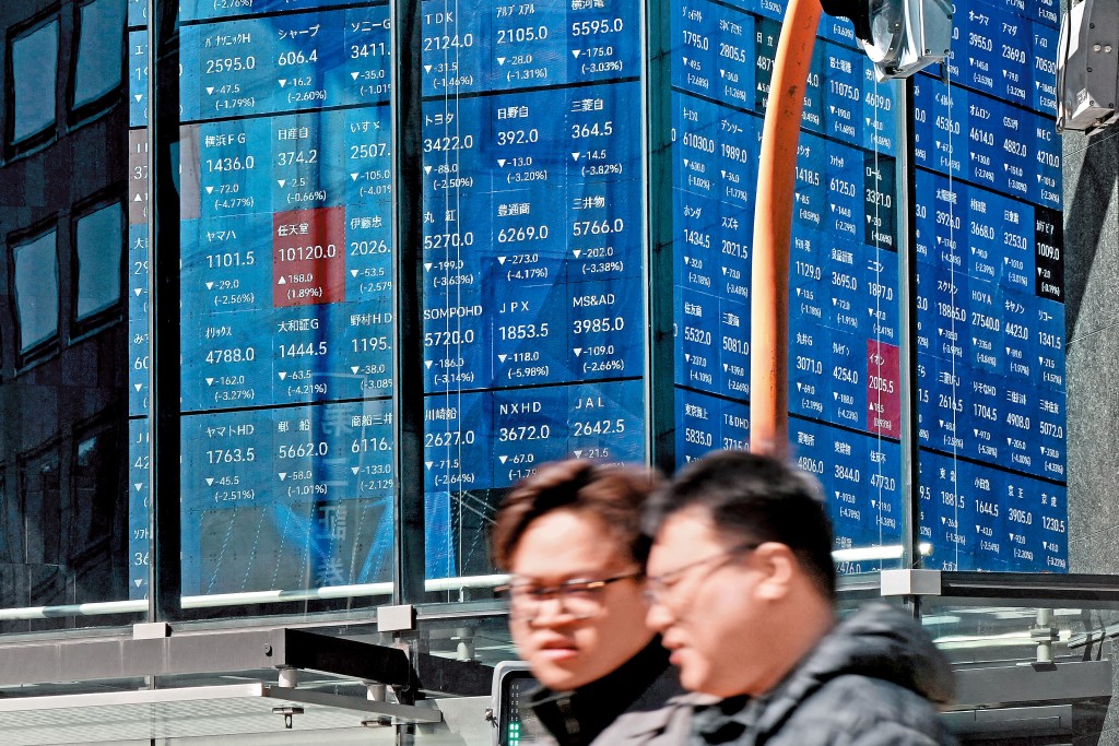 日本股市今年表現未及上年,累升僅百分之三。 日本股市今年表現未及上年,累升僅百分之三。