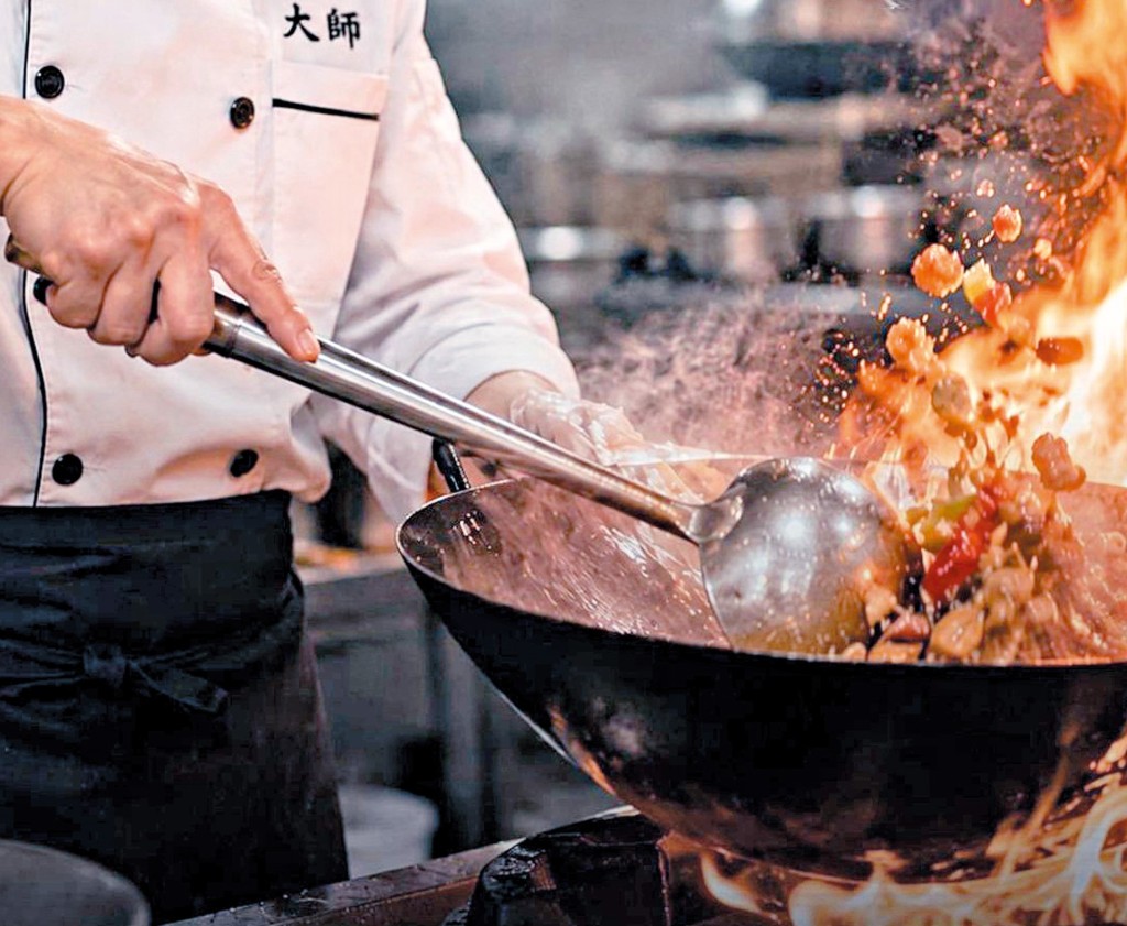 中國烹飪協會收緊表彰制度,作廢以往批出的證書,「名廚」、「大師」等紛紛被搣柴。 中國烹飪協會收緊表彰制度,作廢以往批出的證書,「名廚」、「大師」等紛紛被搣柴。