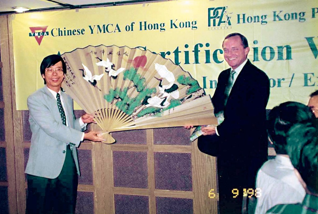 黃平山早年代表中國香港體適能總會與不同機構交流運動健康,積極推廣運動科學。 黃平山早年代表中國香港體適能總會與不同機構交流運動健康,積極推廣運動科學。