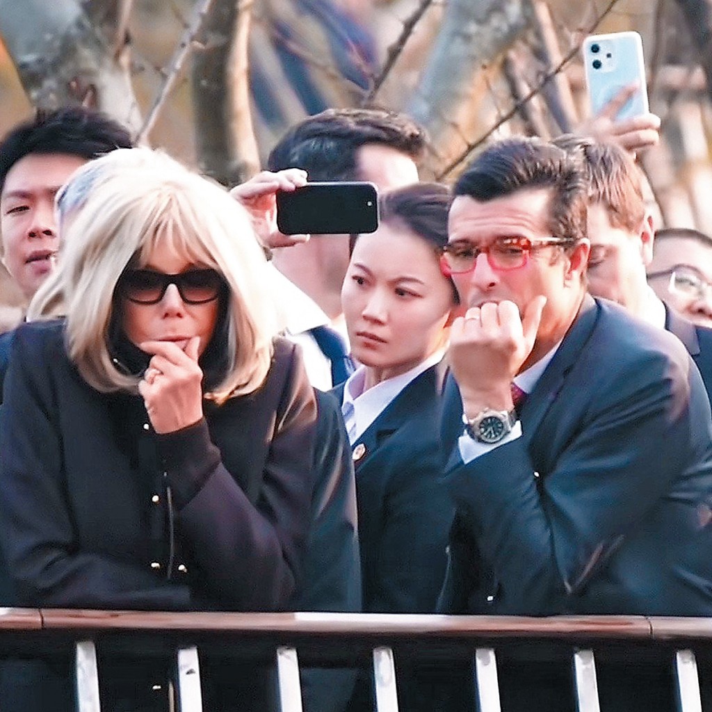 法國總統馬克龍與夫人日前到訪中國，徐瑾（中）擔任法國第一夫人的保鏢，她一眼關七的眼神，被形容似「飛刀」般銳利兼具煞氣。