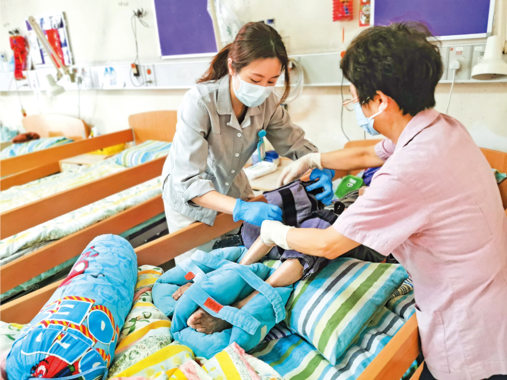 職業治療師除了會為長者進行臥姿調整，也會在床頭設置圖示指引，確保所有前線員工都能準確執行。