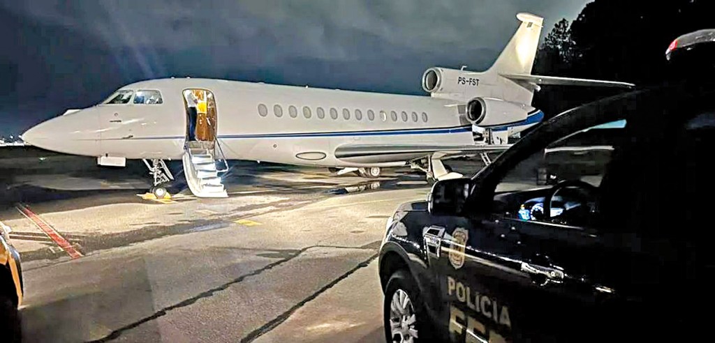 沃卡羅曾為女友瑪莎舉辦盛大派對，並以私人飛機接送賓客。