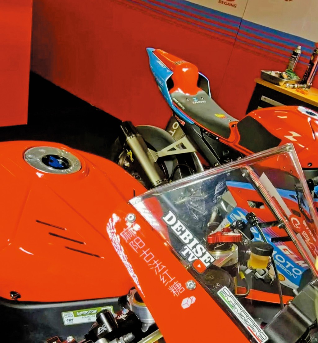 張雪的參賽機車車頭位置印上「麻陽古法紅糖」，為家鄉特產宣傳。