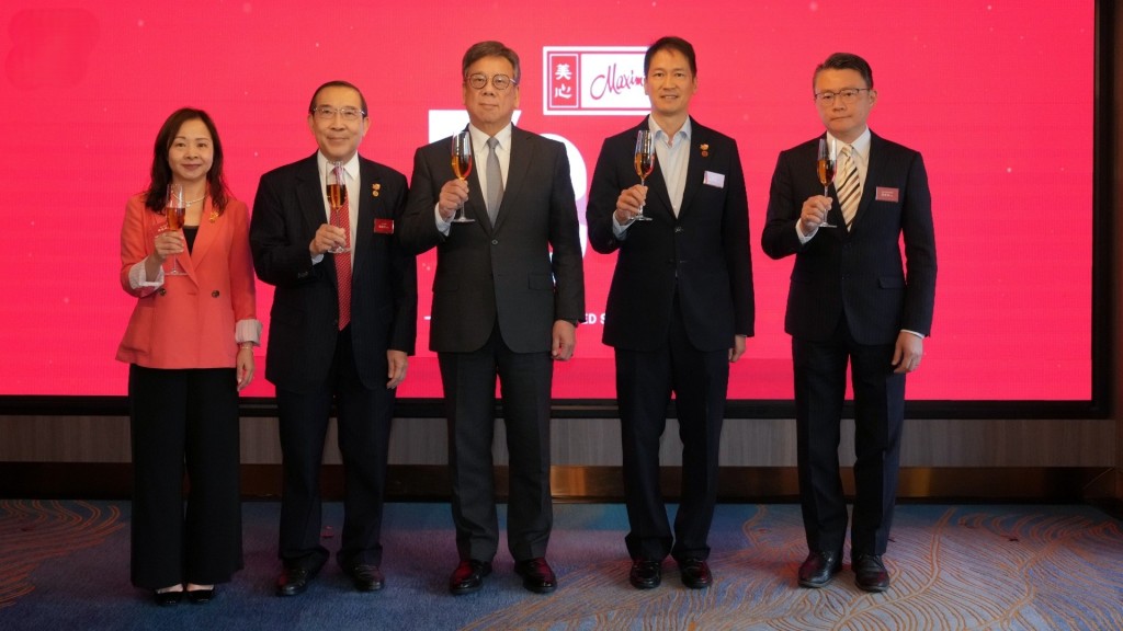 美心集團特別邀請商務及經濟發展局局長丘應樺（中）、美心集團主席兼董事總經理伍偉國 （右二）、美心集團執行董事伍威全（左二）、美心集團首席營運官（香港及澳門）簡惠明（左一）及 香港零售管理協會代表執行總監羅振邦（右一）主持啟動儀式及祝酒。