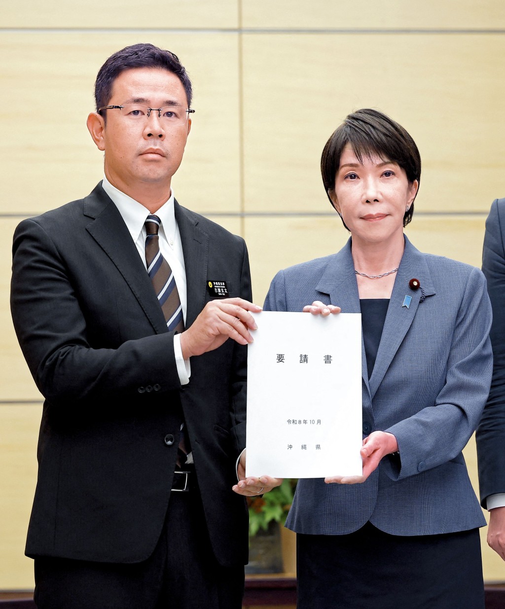 沖繩知事古謝玄太（左）向高市早苗（右）要求重開與中央的對話平台，及檢討如何修訂《日美地位協定》。