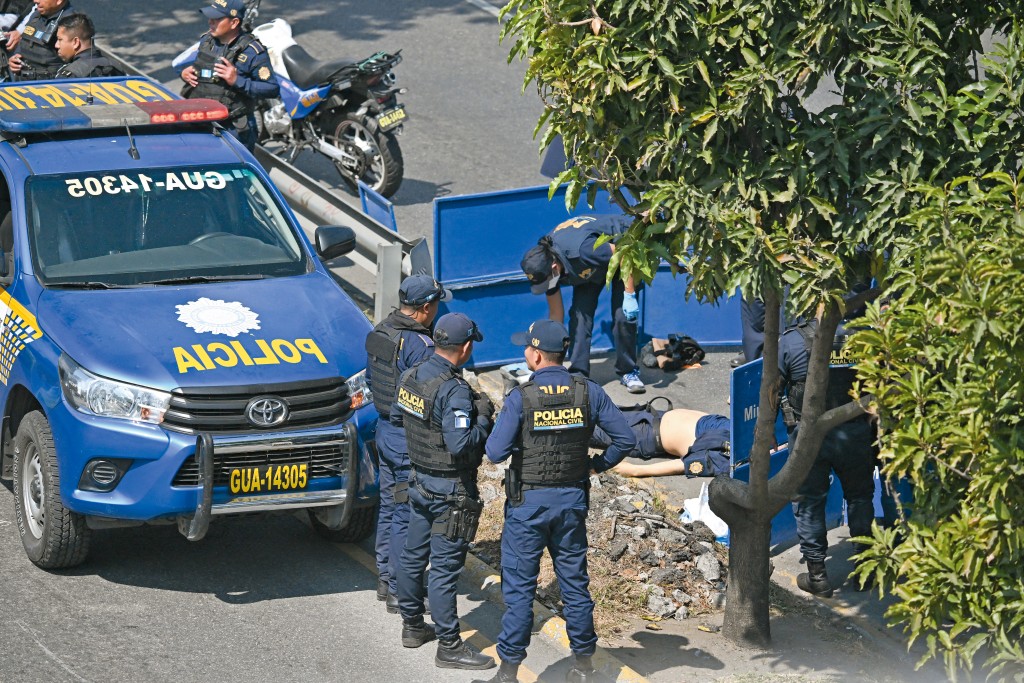 首都危地馬拉城一帶爆發連串報復式襲警案,至少七名警員死亡、多人受傷。圖為其中一名警察被殺現場。 首都危地馬拉城一帶爆發連串報復式襲警案,至少七名警員死亡、多人受傷。圖為其中一名警察被殺現場。