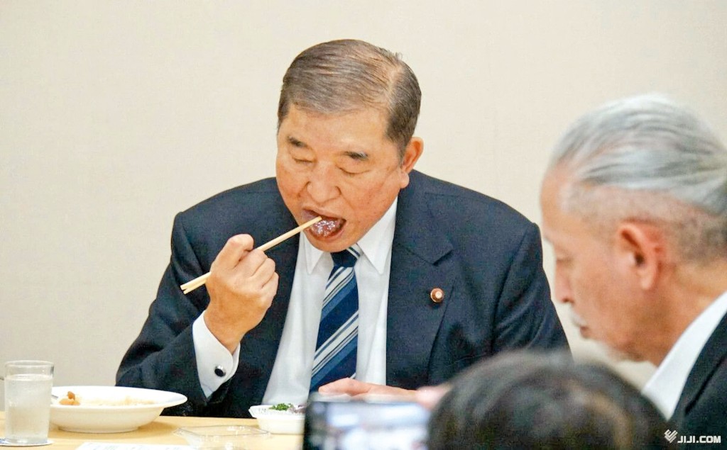 石破茂一邊吃熊肉一邊大談如何「治熊」，被批評是一堆廢話。