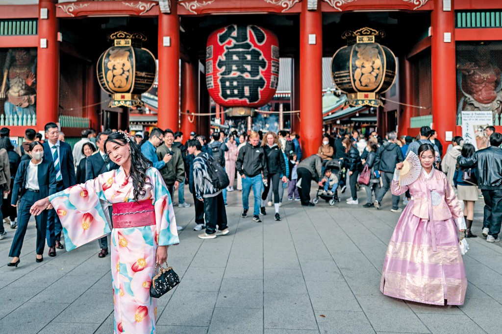 旅客如在機場或出發一天前才知道航班被取消，羅少雄建議應先用手機截圖航班動態應用程式的取消狀態及時間，再先找航空公司安排改簽或退費。