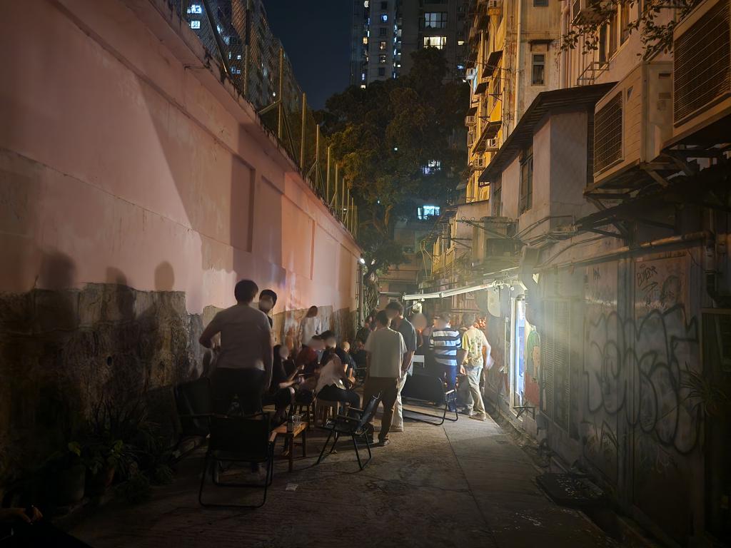 周五晚上10時半,有大批外籍人士在舊吉昌街聚集,坐在露營椅上飲酒。 周五晚上10時半,有大批外籍人士在舊吉昌街聚集,坐在露營椅上飲酒。