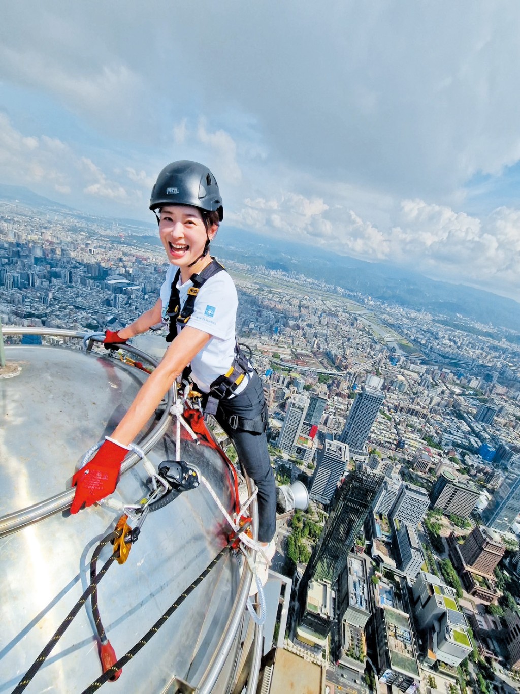 賈永婕熱愛運動，喜歡三項鐵人賽，更有「三鐵辣媽」之稱，早前就成功攀上一○一之頂尖。