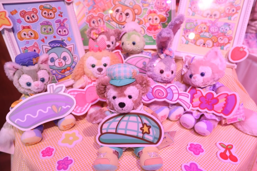 位於廣場匯的 Duffy 與好友遊玩屋,佈滿全新春日裝飾,讓粉絲沉醉於春日的 Fans-tasy 氣息中。Duffy、ShellieMay、StellaLou、Gelatoni、CookieAnn 與‘Olu Mel 將換上新裝與萌粉見面,大玩自拍。 位於廣場匯的 Duffy 與好友遊玩屋,佈滿全新春日裝飾,讓粉絲沉醉於春日的 Fans-tasy 氣息中。Duffy、ShellieMay、StellaLou、Gelatoni、CookieAnn 與‘Olu Mel 將換上新裝與萌粉見面,大玩自拍。