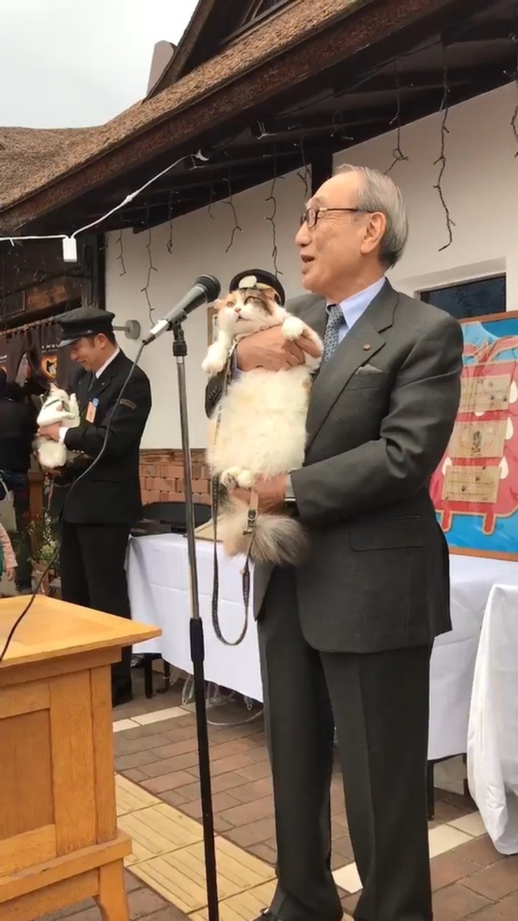 二代玉(右)帶領見習站長給大家認識。