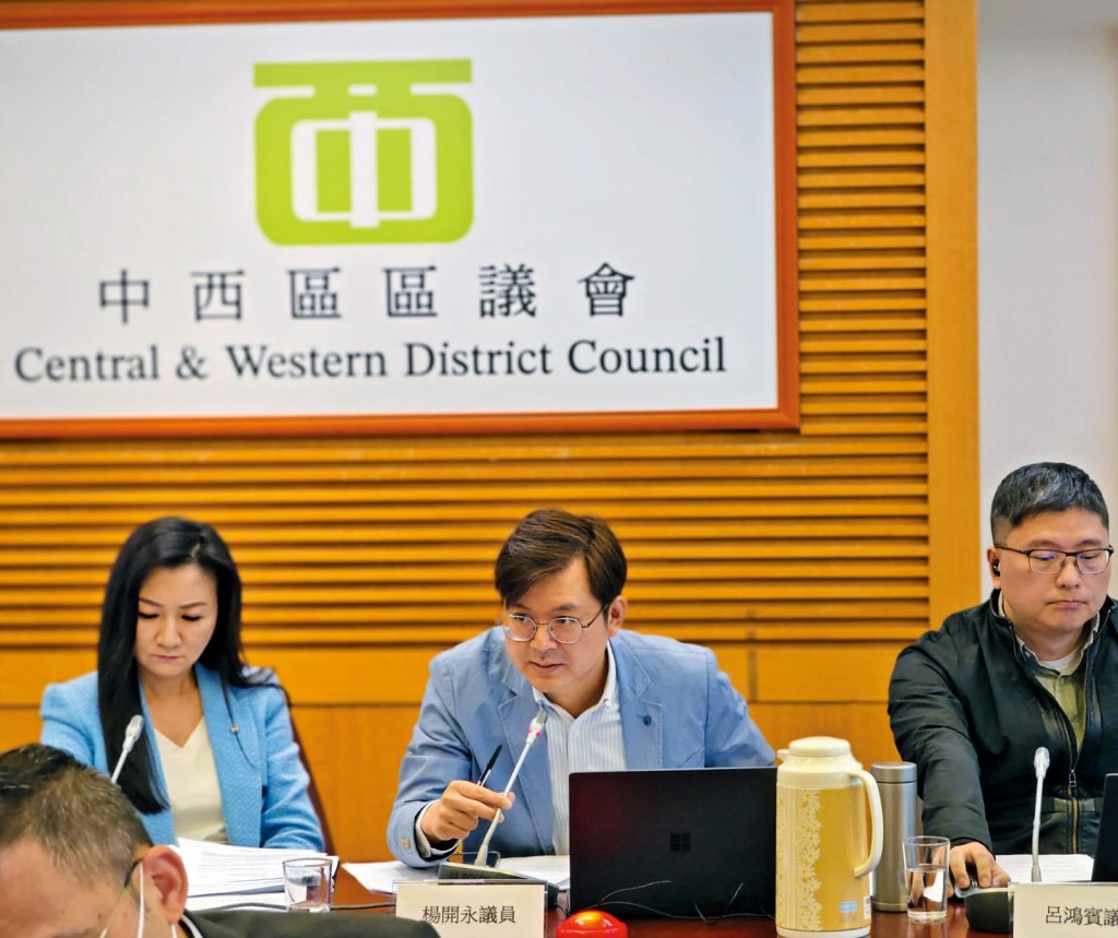 中西區區議員楊開永認為，可在公園內不阻人的位置設專門宣傳愛國教育的資訊板。