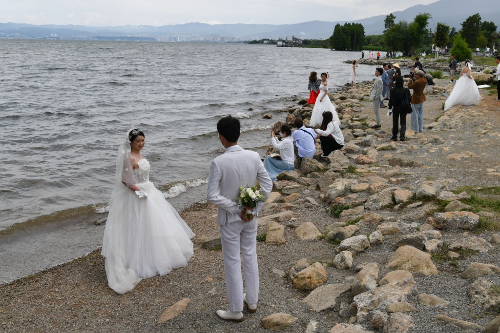 雲南大理的洱海成為結婚旅拍熱門之地。