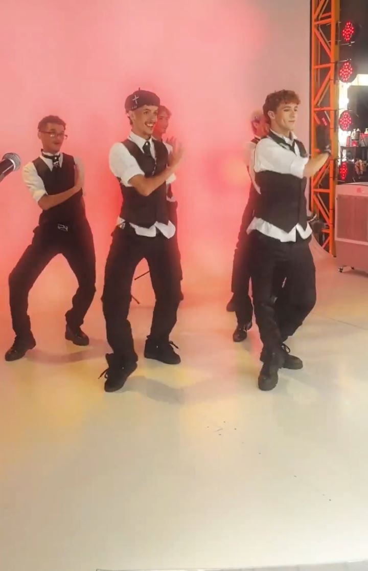 直播娛樂已進化至小組形式的團播。微博@LAC-慶舍 直播娛樂已進化至小組形式的團播。微博@LAC-慶舍