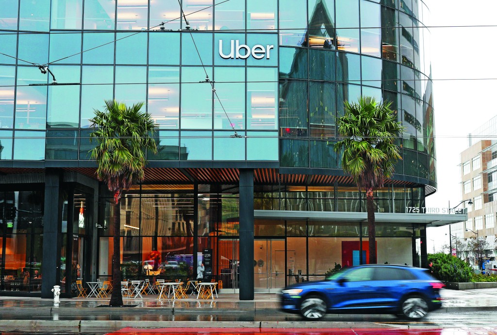 有分析指特斯拉可能會與Uber和Lyft等現有叫車服務平台合作,以擴大Robotaxi的覆蓋範圍和市場滲透率。 有分析指特斯拉可能會與Uber和Lyft等現有叫車服務平台合作,以擴大Robotaxi的覆蓋範圍和市場滲透率。