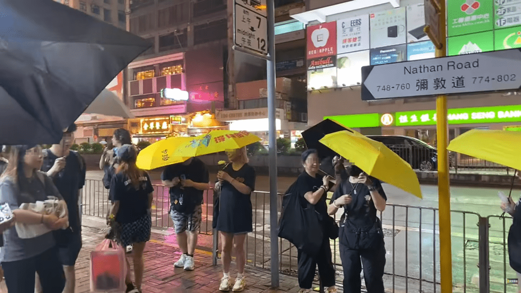 多名身穿黑衣、手持黃傘人士刻意將早被戳破的「八三一」謊言包裝為「真相」。