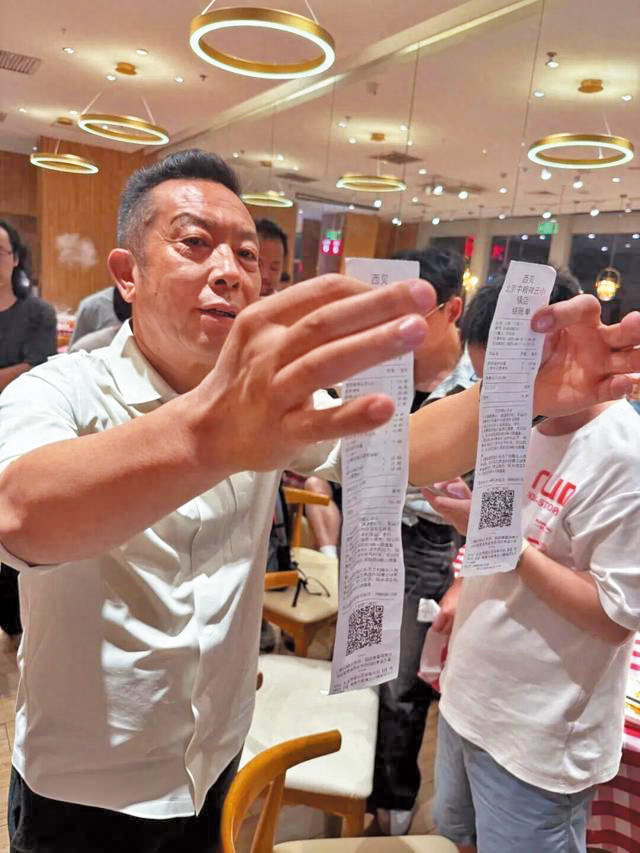 西貝老闆賈國龍曾反駁並沒有用預製菜，並開放廚房邀請媒體直播，直播中反被揭有不少預製食品。