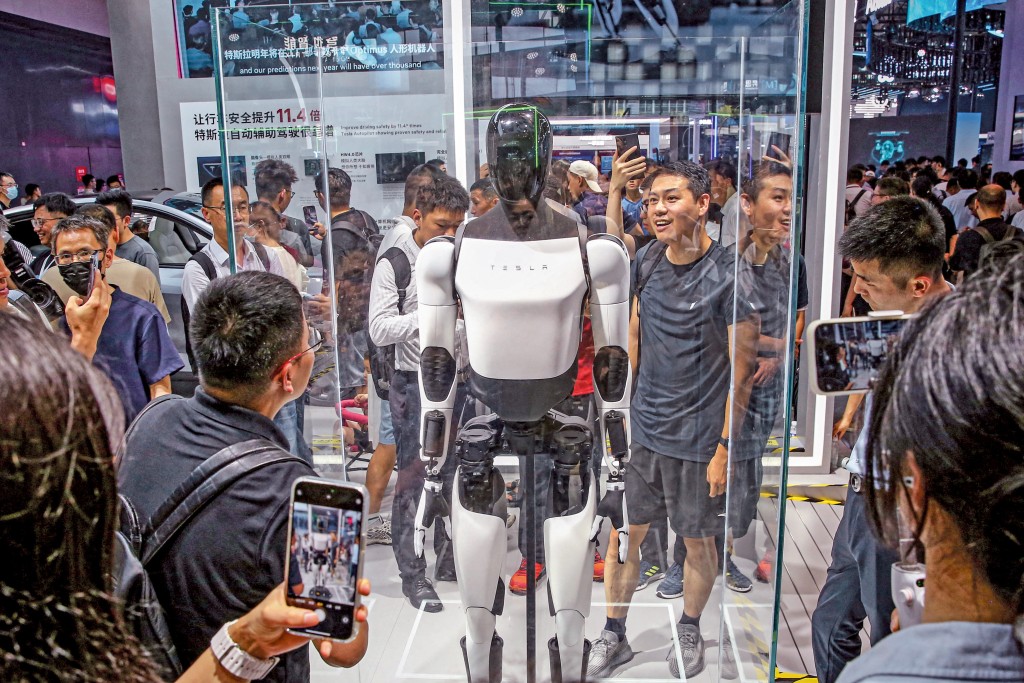 三花智控屬人形機械人核心零部件供應商，譚朗蔚建議可在三十三元買入，目標價三十八元。