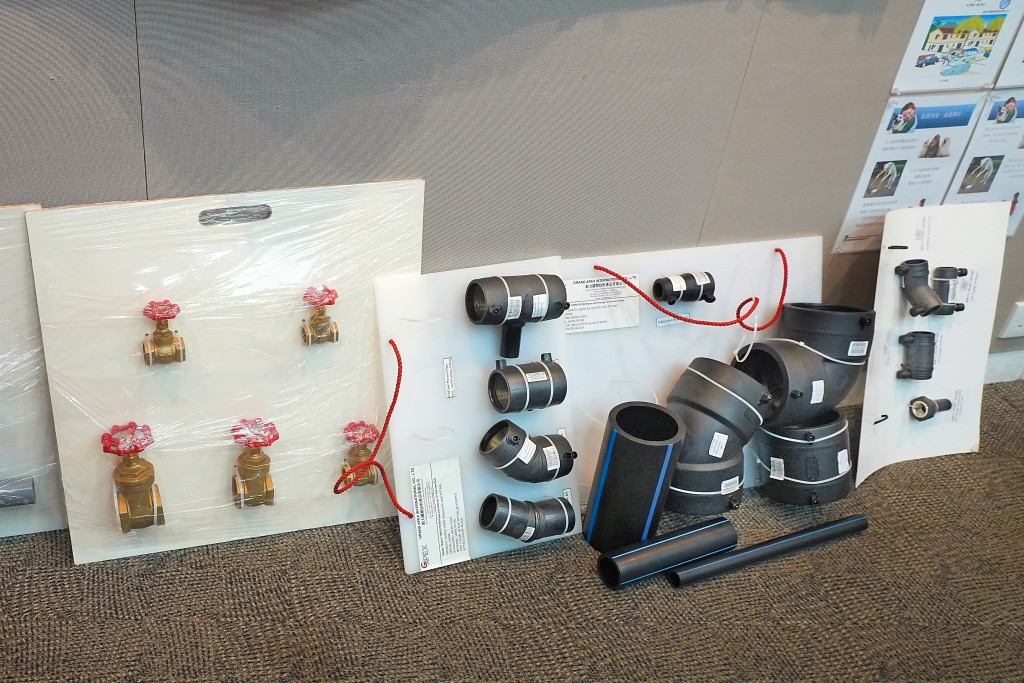 屋苑曾舉行簡介會、資訊日及各種線上線下通告發放維修方案及資訊（上圖），另外展示建議更換的物料。